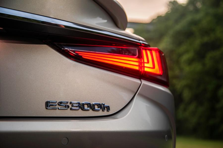 Логотип Lexus ES300h 2018 года  (NA) (фото 39 из 41)